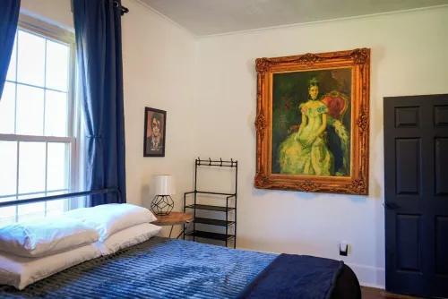 Heart Break Hotel Rad Bungalow - Rock-n-roll themed 2-bedroom downtown Tupelo.