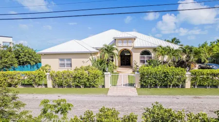 Tranquil 2 Bedroom Rental - 5 Mins to Beach, Private Deck, Pool & Hot Tub Access