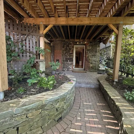 Stylish unit in Victorian house located on South Park Street. Private Garden.