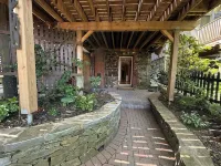 Stylish unit in Victorian house located on South Park Street. Private Garden.