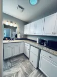 Cozy Queen, Private Bathroom and Entryway