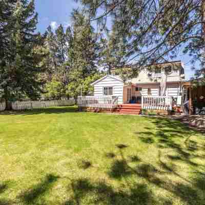 Minutes Walk to Downtown, Whychus Creek—-Bedroom, Cozy Cottage/Private Sauna. Hotel Exterior