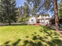 Minutes Walk to Downtown, Whychus Creek—-Bedroom, Cozy Cottage/Private Sauna. Hotels in Sisters