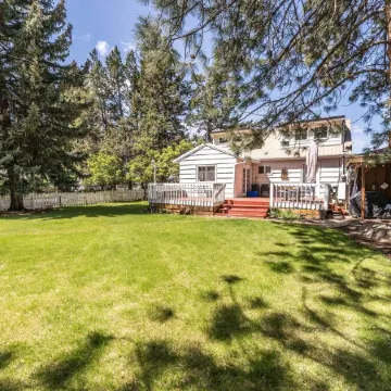 Minutes Walk to Downtown, Whychus Creek—-Bedroom, Cozy Cottage/Private Sauna.