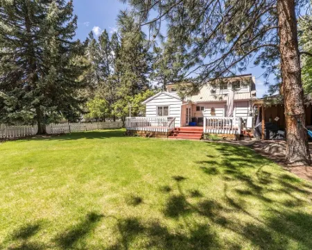 Minutes Walk to Downtown, Whychus Creek—-Bedroom, Cozy Cottage/Private Sauna. Hotels in Sisters