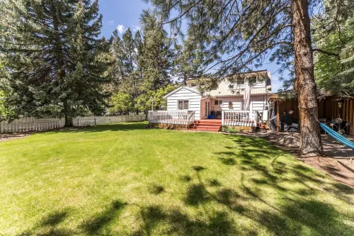 Minutes Walk to Downtown, Whychus Creek—-Bedroom, Cozy Cottage/Private Sauna.