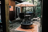 Private 3-bedroom cabin with WiFi and backyard! 스프링필드 호텔