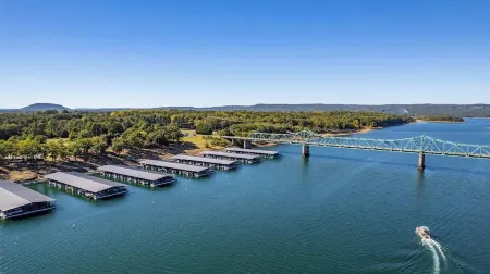 “The Blue Bungalow” Great location RV hookup addon