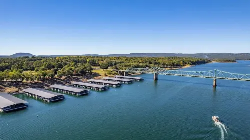 “The Blue Bungalow” Great location RV hookup addon