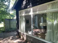 5 Minutes from IJsselmeer. 6 persons Chalet with large private garden near water Hotels in Andijk