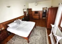 Sky House: Cliff Villa in Kodaikanal. Pet Friendly!