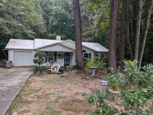 Lake Norman Charming Cottage with AC ,WiFi, Fire Pit and Grill in Mooresville.