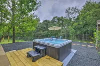 Cottage Creek Retreat l Hot Tub, Pet Friendly Yard, & 1.2 Acres Near Main St