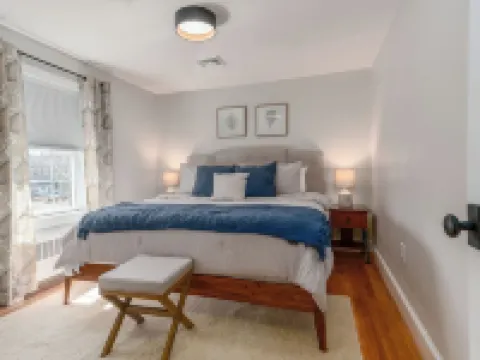 Beautifully Remodeled Colonial Charmer - 3 Bed, 2 Bath Near Tuscan Village! Hoteles en Salem