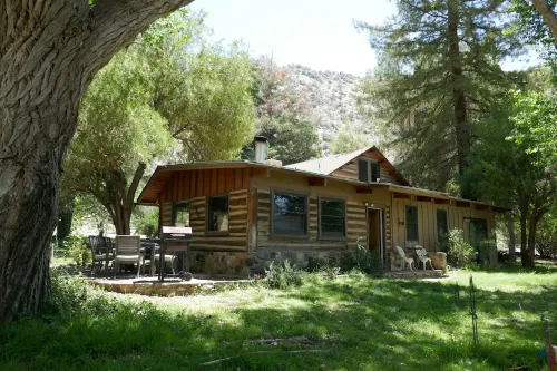 Meadowlands Cottage, Horse Ranch with Wood Burning Stove and a River, Hot Tub Hotels in Kernville