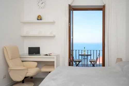 Newly refurbished spacious 2 bedroom apartment in Marciano with amazing sea view