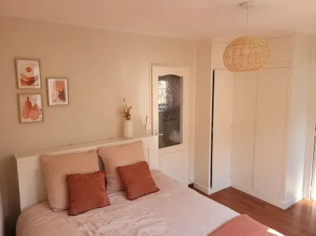 Apartment in the heart of Rambouillet, 2 steps from the château grounds. Отели рядом с достопримечательностью «Parc de l'abbaye des Vaux de Cernay»