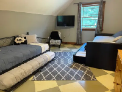 IN-GROUND POOL & FIREPIT, SLEEPS 10, BY LAKE WALLENPAUPACK 帕爾邁拉酒店