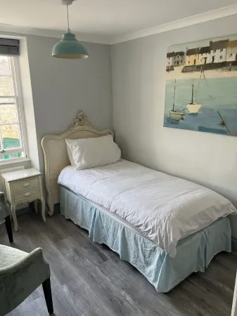 Grade II listed cottage in the heart of Bovey Tracey with parking & garden