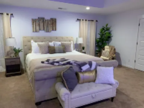 Cozy & Charming 4-bdr house, clubhouse, pool. Close to shops & 6mls to masters.