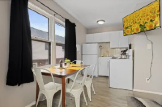 Spacious Studio Apt/Sleeps 2/Extendedstays/Work or Vacation/Free Wifi & Parking