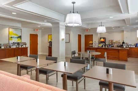 Comfort Inn & Suites Отели рядом с достопримечательностью «Юниверсити оф Массачусетс Амхерст»