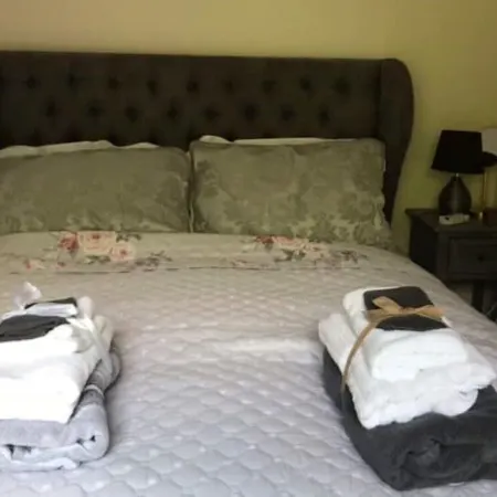 Relaxing couples getaway with hot tub Отели в г. Конгльтон