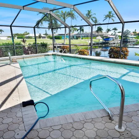 Love Bird–Canalfront villa lounge terrace heated pool pet friendly