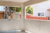 Modern & Cozy 2 Bedroom 2 Bathroom Suite with Sofabed 75" TV