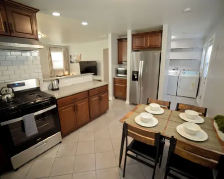 Grade A Working Class Safe Neighborhood 3Br up to 6 Guests. Updated & Best Price Hotels in Burbank