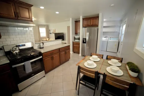 Grade A Working Class Safe Neighborhood 3Br up to 6 Guests. Updated & Best Price Hotels in Burbank