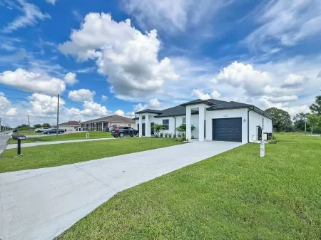 Charming 3-bedroom house in delightful Lehigh Acres with WiFi, AC