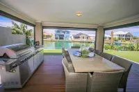 CHILLAX HOUSE -Luxury Canal Holiday House, Jetty, BBQ, Family Friendly-Sleeps 14