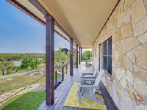 Charming 3-bedroom 3-bathroom house with WiFi, AC in fantastic Buchanan Dam Hotels in Buchanan Dam