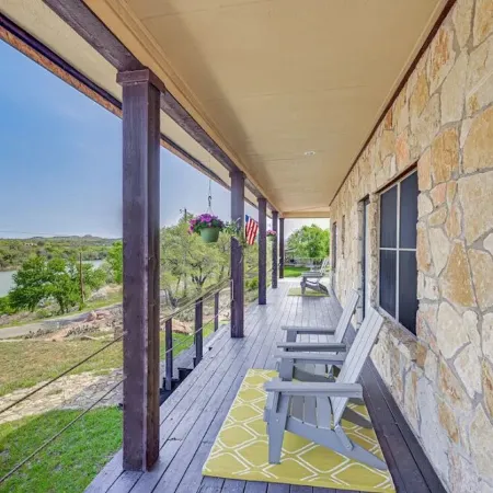 Charming 3-bedroom 3-bathroom house with WiFi, AC in fantastic Buchanan Dam