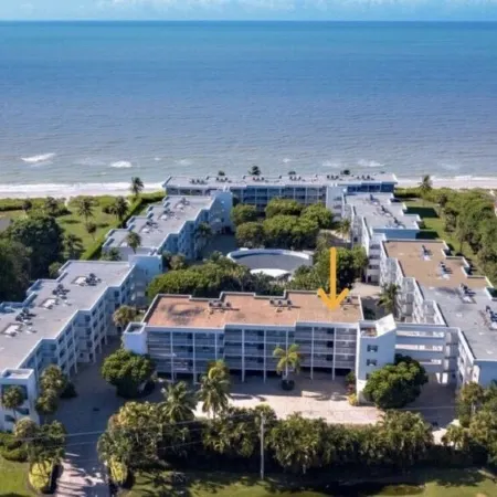 Stylish Beach Escape! Heated Pool, Bikes & Sunshine.
