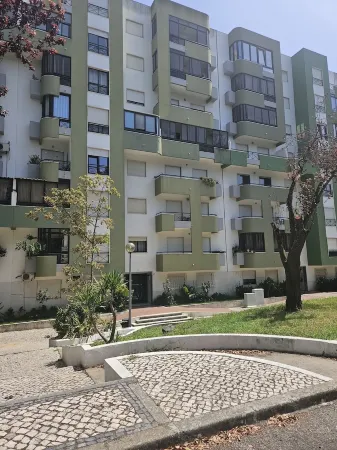 7km from the beach and 14km from downtown Lisbon. Cozy, family-friendly apartment!