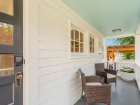 Beautiful 4 bedroom! Hot Tub, Fabulous Downtown Newberg Location! Hotels in Newberg