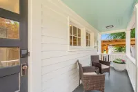 Beautiful 4 bedroom! Hot Tub, Fabulous Downtown Newberg Location!