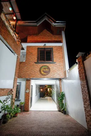 3-bedroom villa near Tagaytay with jacuzzi, nice garden & outdoor amenities Отели рядом с достопримечательностью «Iglesia Ni Cristo»