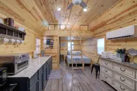Tiny House Cabin with Loft. 2 Queen Beds with Child Sleeper
