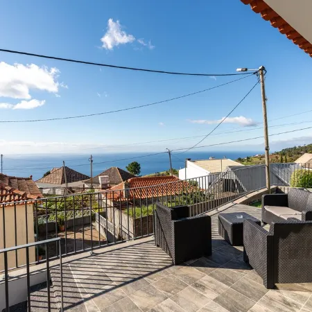 Casa Barros Serra, 3 Bedroom Holiday Home for all the Family in Calheta