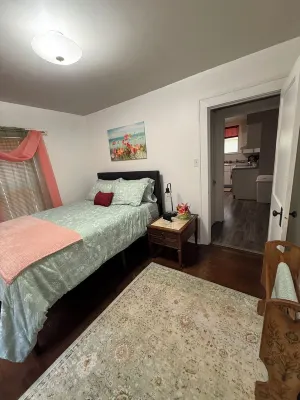 Charming 2-bedroom house in Princeton with 2 queen beds, full kitchen and porch! Hotels in Gibson County