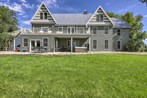 Fruita Victorian Home w/ Hot Tub + Mountains! - balcony