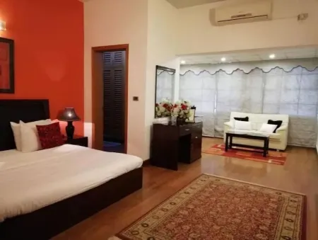 Carnations Suites - Luxury Rooms in the heart of Islamabad!! Отели рядом с достопримечательностью «Shakarparian National Park»