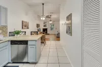 Landing pad - under 2 miles to airport, 2 br, Free parking, WiFi