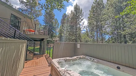 Hot Tub and Recreation Passes with Golf Course View - Stunning Retreat