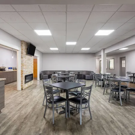 Days Inn and Suites by Wyndham Hammond, IN