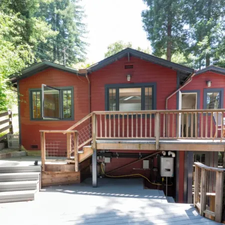 Sunny, downtown family oasis amongst the redwoods