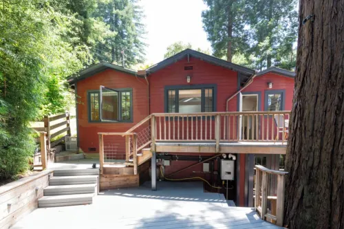 Sunny, downtown family oasis amongst the redwoods